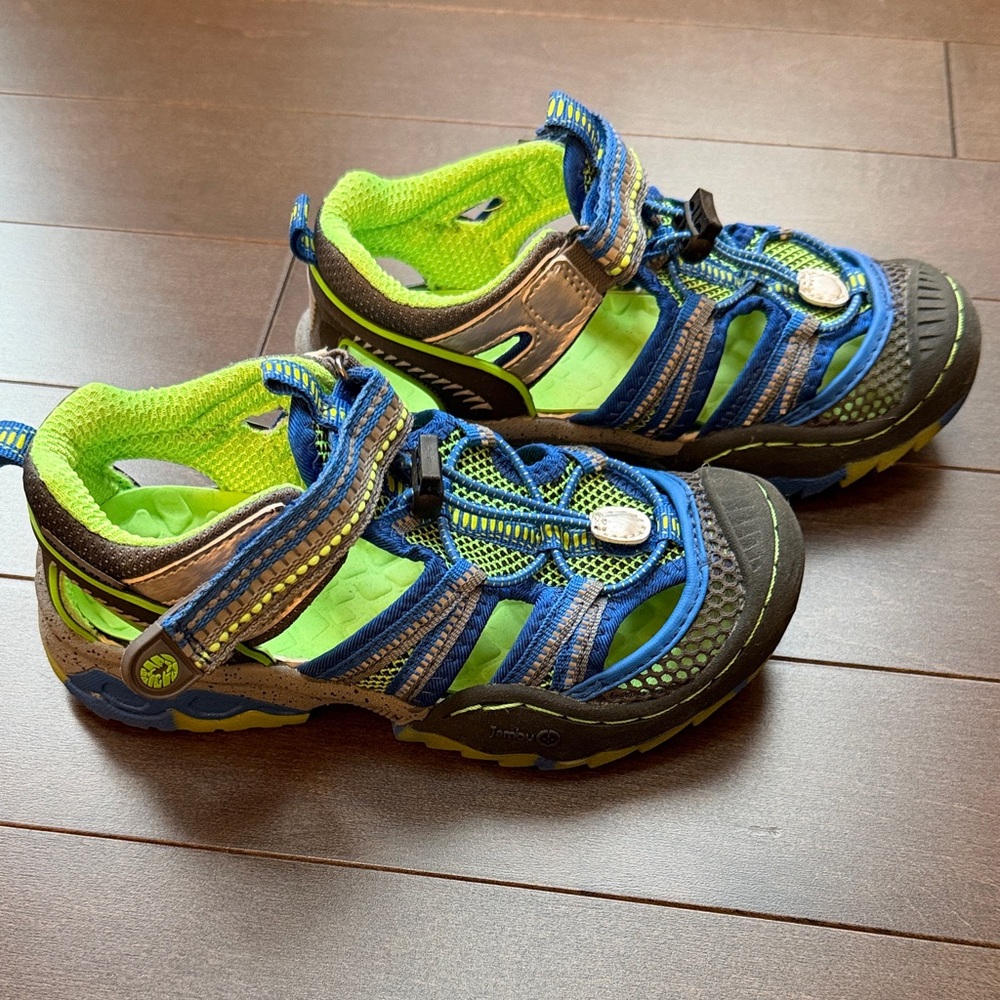 Like new! Kids Outdoor Water/Adventure Shoes